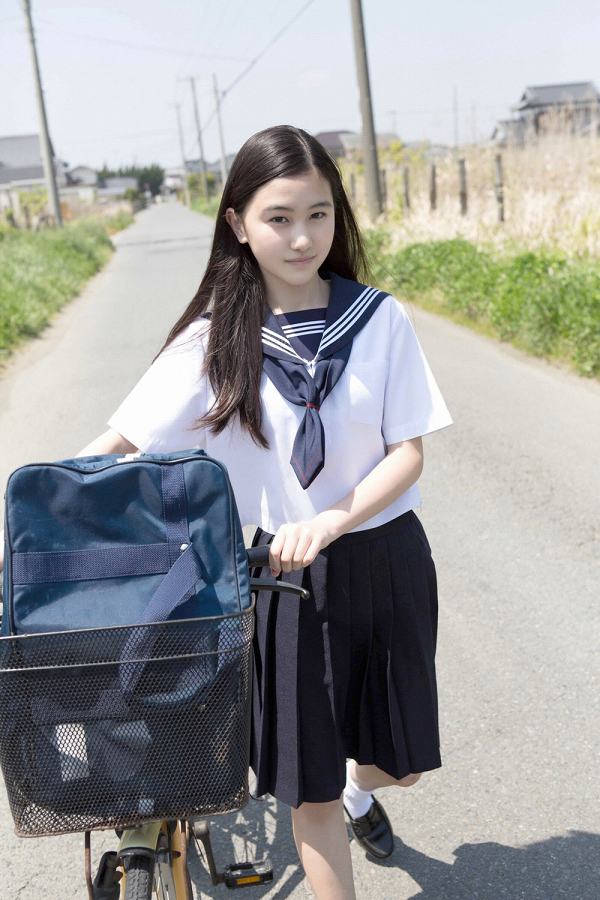 【S級美少女】山口まゆ 画像68枚！制服・ホットパンツ・ワンピースの太ももがエロいグラビア 2