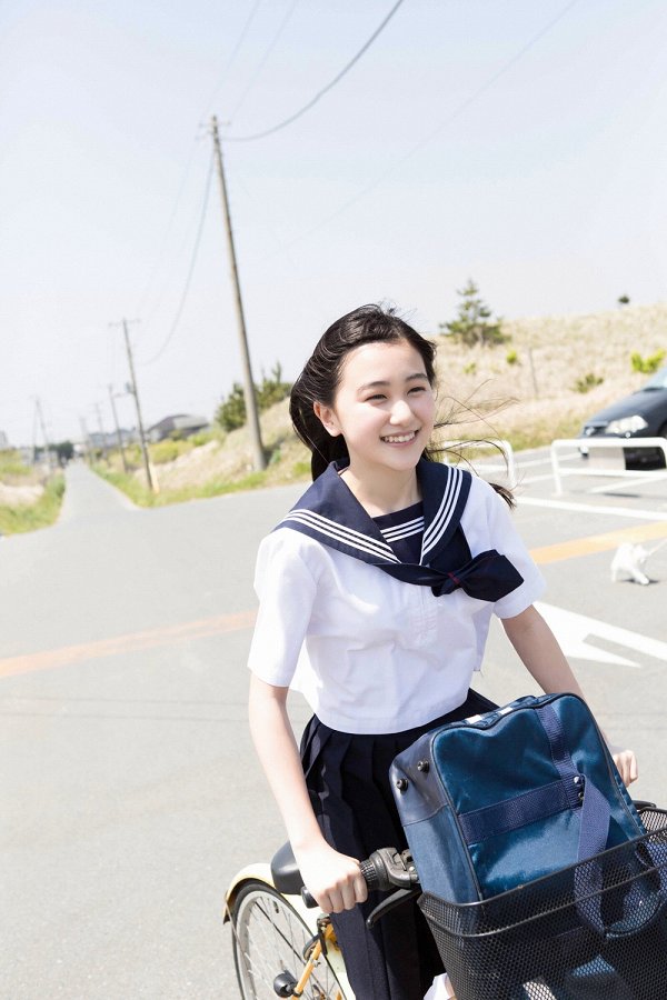 【S級美少女】山口まゆ 画像68枚！制服・ホットパンツ・ワンピースの太ももがエロいグラビア 4