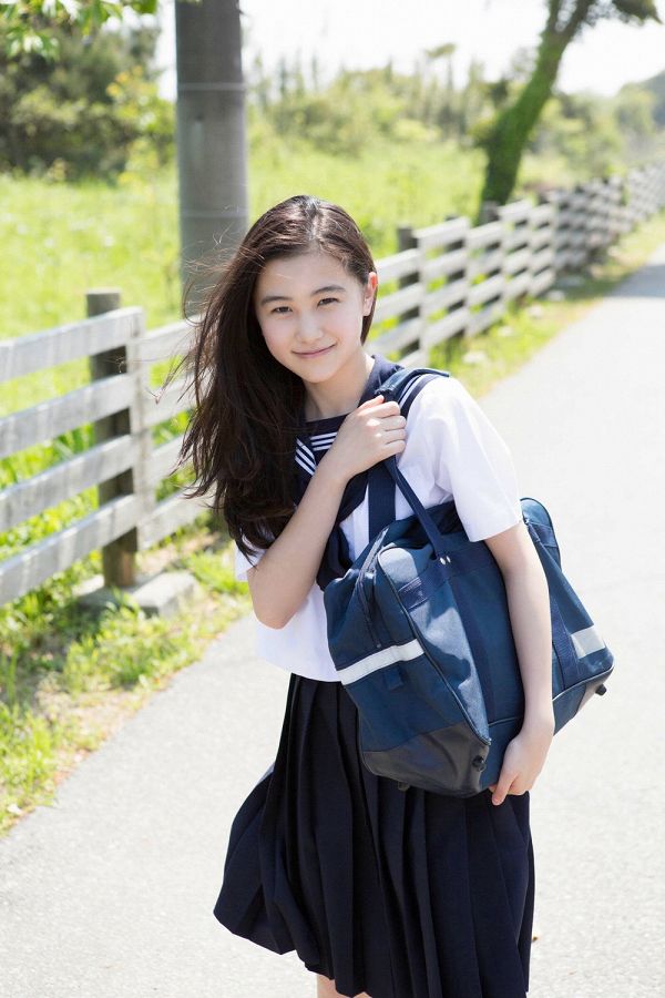 【S級美少女】山口まゆ 画像68枚！制服・ホットパンツ・ワンピースの太ももがエロいグラビア 6