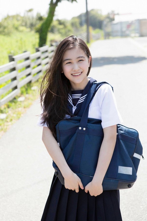 【S級美少女】山口まゆ 画像68枚！制服・ホットパンツ・ワンピースの太ももがエロいグラビア 7