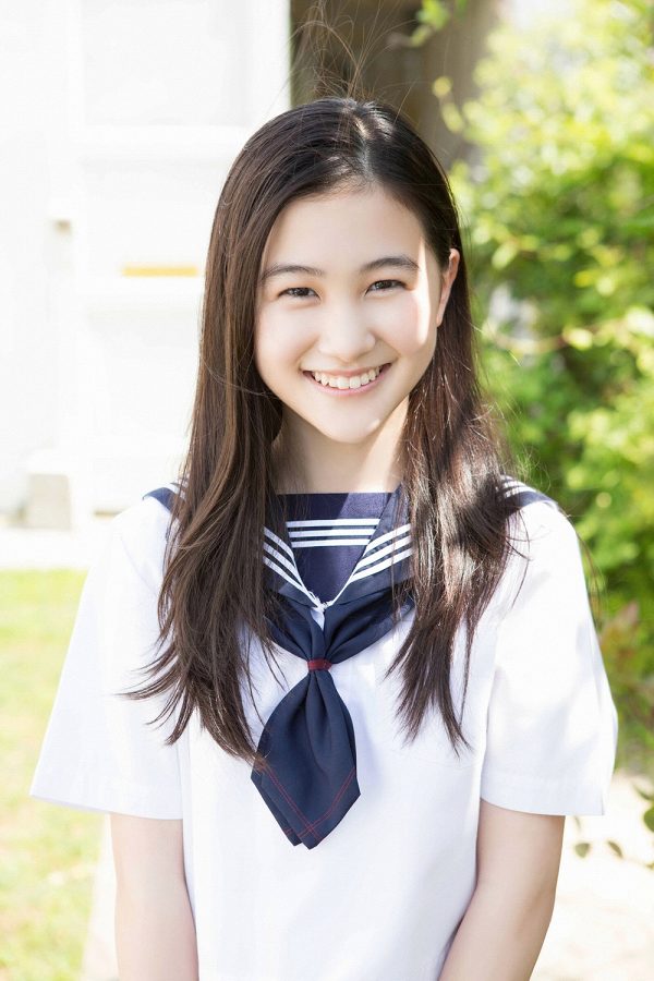 【S級美少女】山口まゆ 画像68枚！制服・ホットパンツ・ワンピースの太ももがエロいグラビア 8