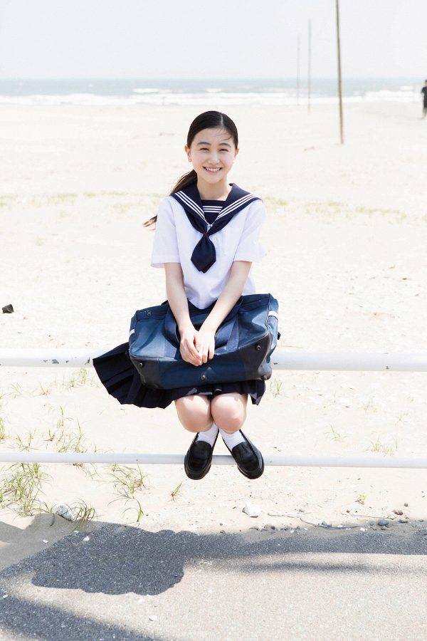 【S級美少女】山口まゆ 画像68枚！制服・ホットパンツ・ワンピースの太ももがエロいグラビア 9