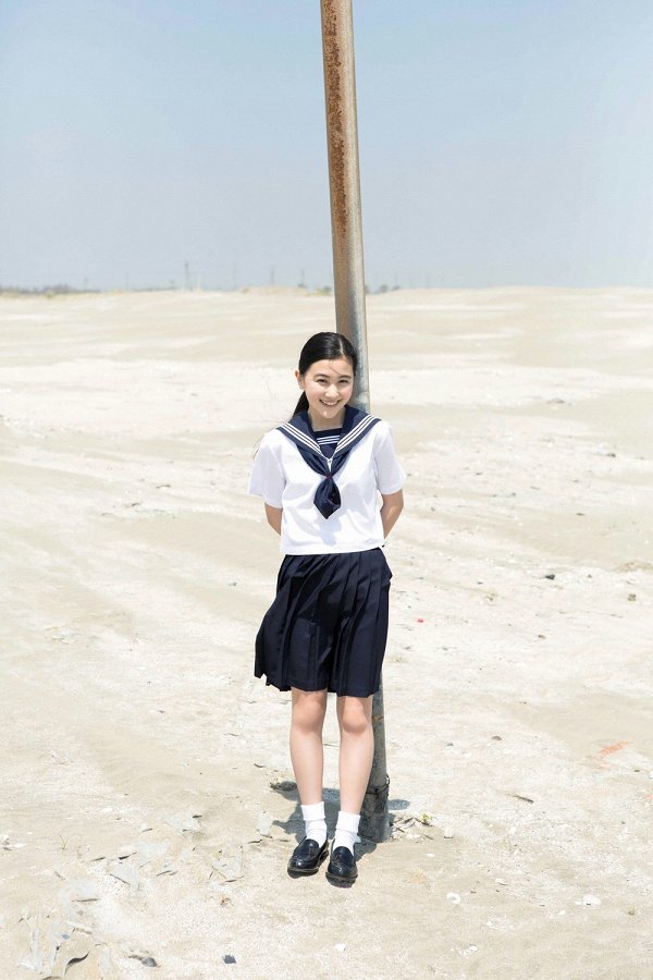 【S級美少女】山口まゆ 画像68枚！制服・ホットパンツ・ワンピースの太ももがエロいグラビア 10