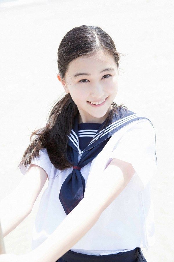 【S級美少女】山口まゆ 画像68枚！制服・ホットパンツ・ワンピースの太ももがエロいグラビア 12