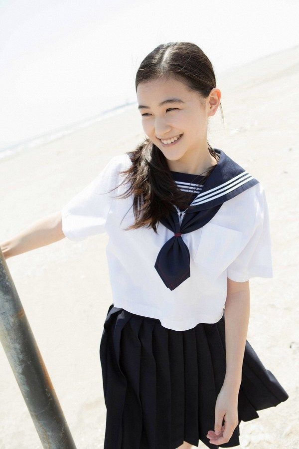 【S級美少女】山口まゆ 画像68枚！制服・ホットパンツ・ワンピースの太ももがエロいグラビア 14