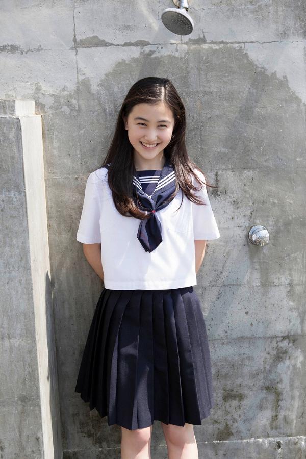 【S級美少女】山口まゆ 画像68枚！制服・ホットパンツ・ワンピースの太ももがエロいグラビア 18