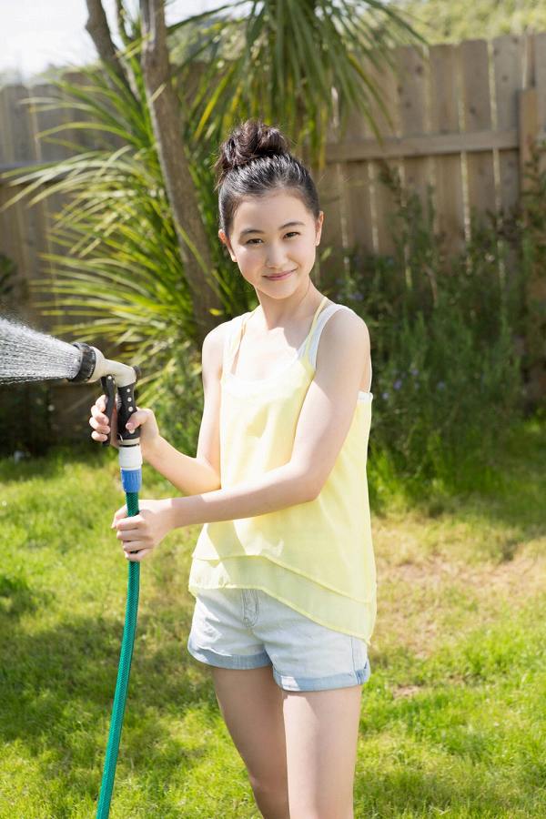 【S級美少女】山口まゆ 画像68枚！制服・ホットパンツ・ワンピースの太ももがエロいグラビア 19