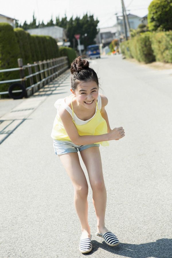 【S級美少女】山口まゆ 画像68枚！制服・ホットパンツ・ワンピースの太ももがエロいグラビア 27