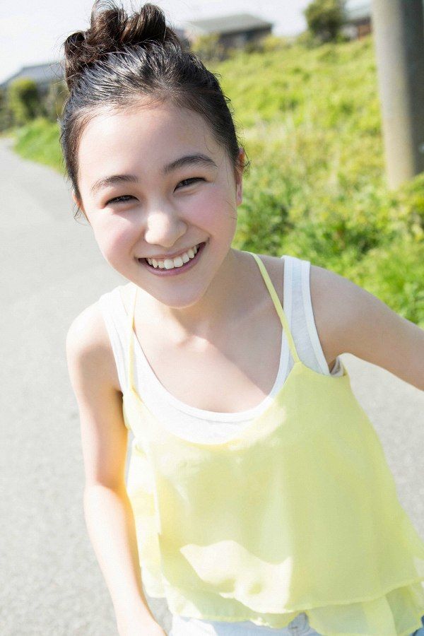 【S級美少女】山口まゆ 画像68枚！制服・ホットパンツ・ワンピースの太ももがエロいグラビア 33