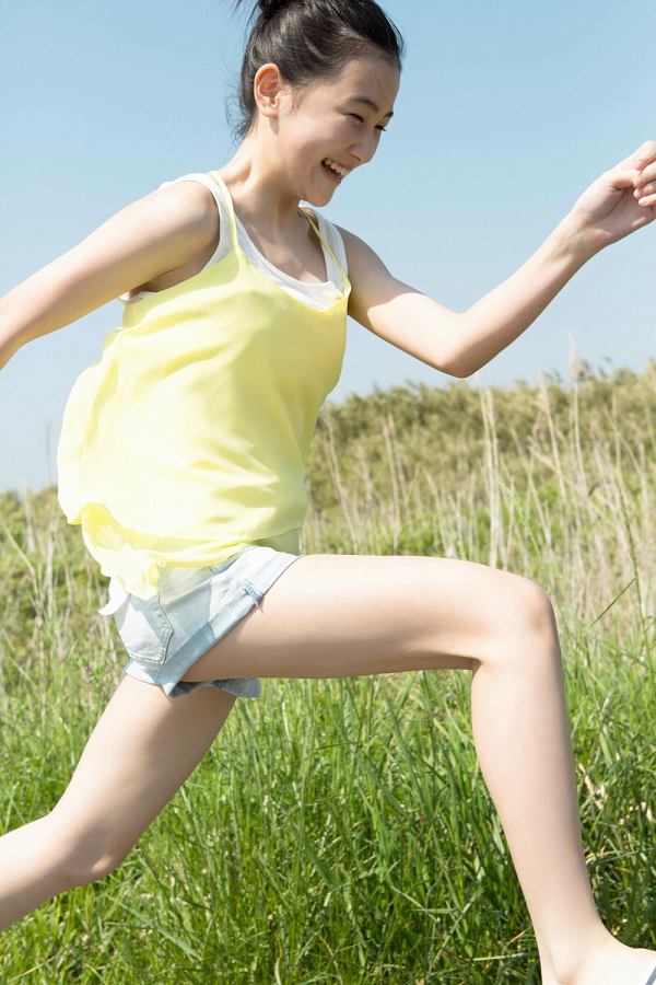 【S級美少女】山口まゆ 画像68枚！制服・ホットパンツ・ワンピースの太ももがエロいグラビア 35