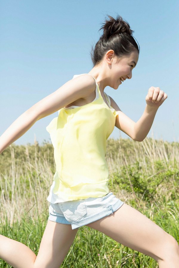 【S級美少女】山口まゆ 画像68枚！制服・ホットパンツ・ワンピースの太ももがエロいグラビア 36