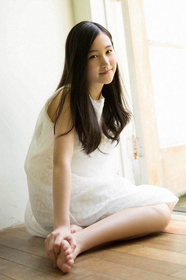 【S級美少女】山口まゆ 画像68枚！制服・ホットパンツ・ワンピースの太ももがエロいグラビア 40