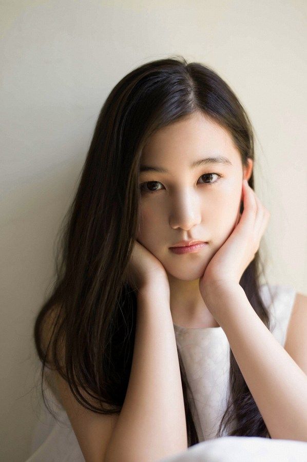 【S級美少女】山口まゆ 画像68枚！制服・ホットパンツ・ワンピースの太ももがエロいグラビア 48