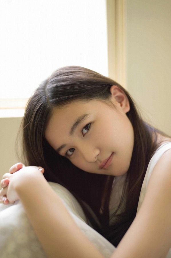 【S級美少女】山口まゆ 画像68枚！制服・ホットパンツ・ワンピースの太ももがエロいグラビア 66