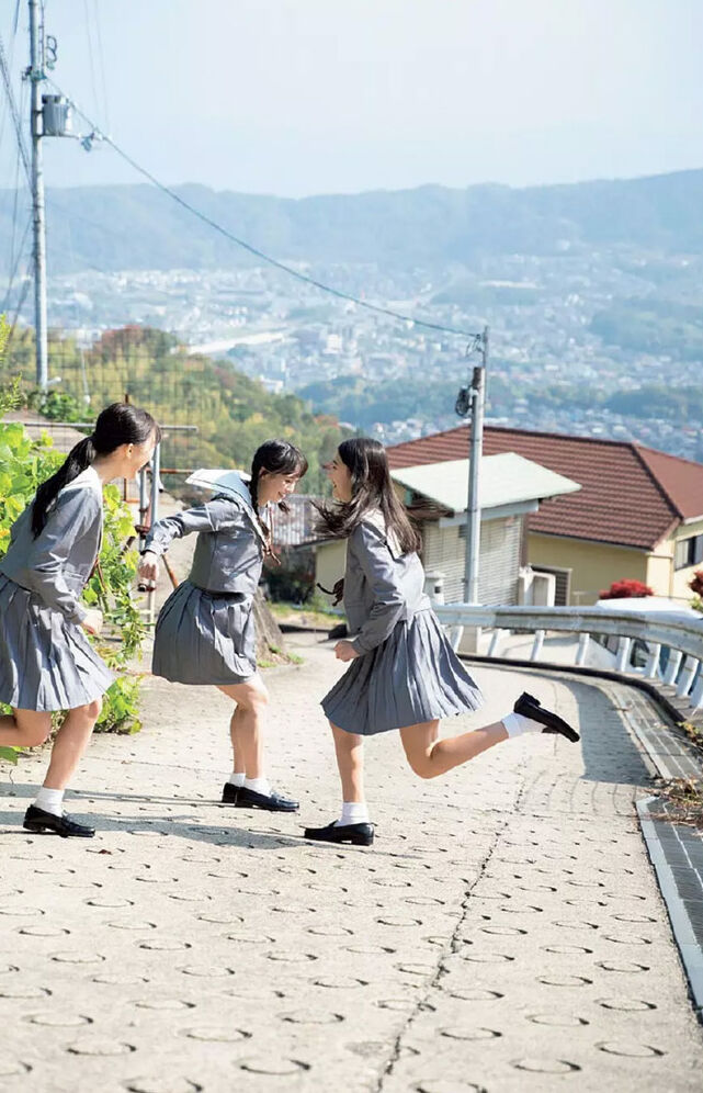 S級美少女・塩月希依音 制服や生足太ももがエッチなグラビア画像！ 22