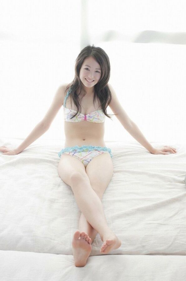 清楚系美女・清野菜名 足裏・足指の生足画像！ 2