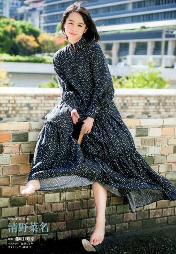 清楚系美女・清野菜名 足裏・足指の生足画像！ 5
