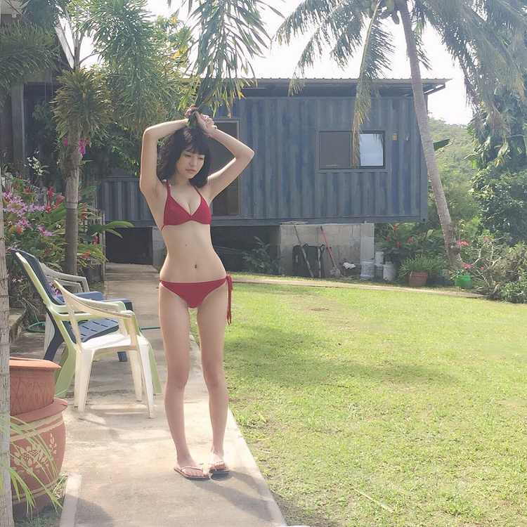【S級美少女】石川夏海 エロ画像26枚！おっぱいや脇が抜ける水着グラビア 13