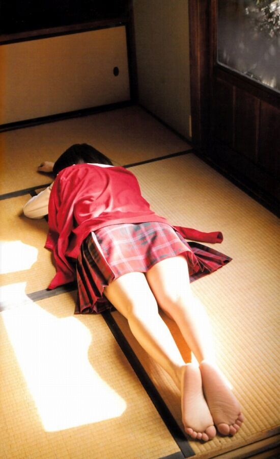 【SSS級美女】真野恵里菜 足裏・足指の生足画像！ 2