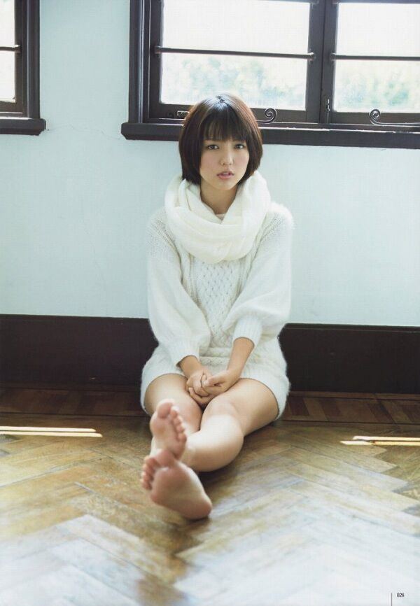 【SSS級美女】真野恵里菜 足裏・足指の生足画像！ 4