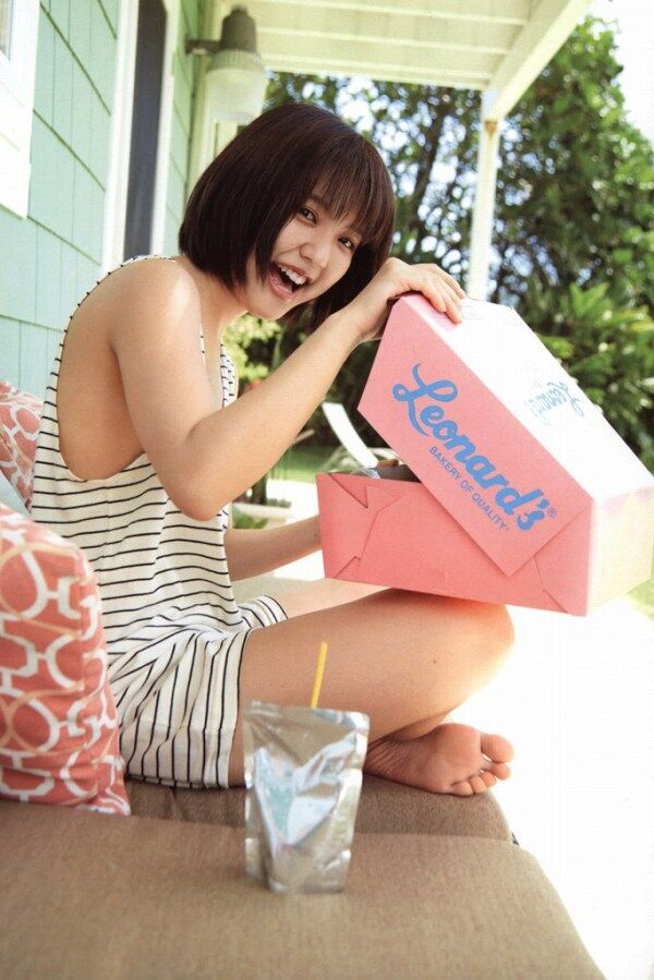 【SSS級美女】真野恵里菜 足裏・足指の生足画像！ 7