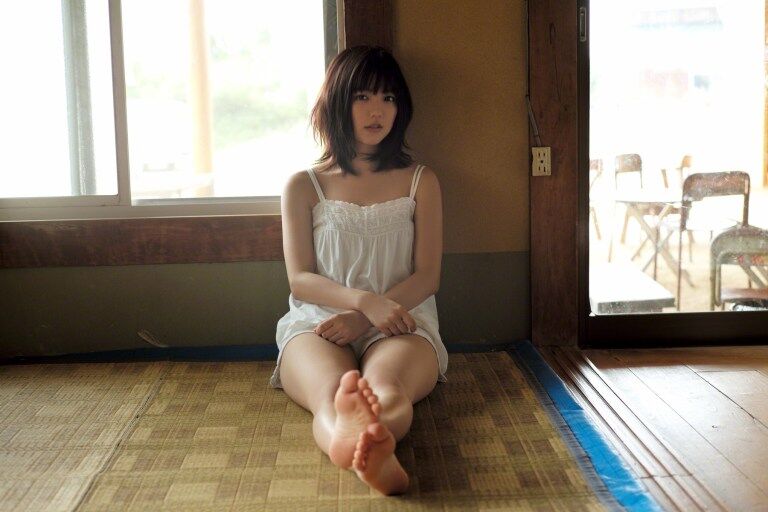 【SSS級美女】真野恵里菜 足裏・足指の生足画像！ 10