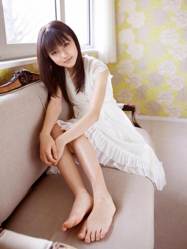 【SSS級美女】真野恵里菜 足裏・足指の生足画像！ 14