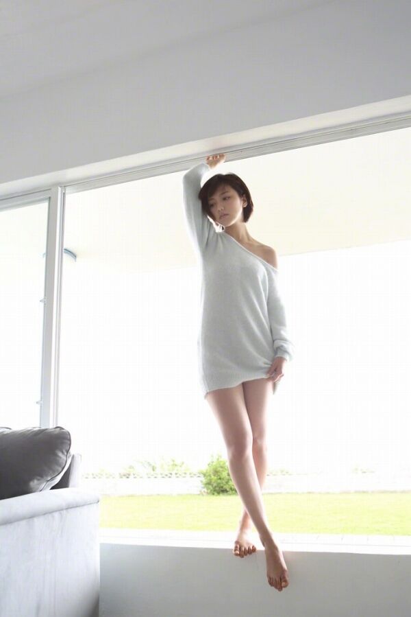 【SSS級美女】真野恵里菜 足裏・足指の生足画像！ 15