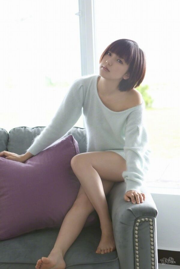 【SSS級美女】真野恵里菜 足裏・足指の生足画像！ 17
