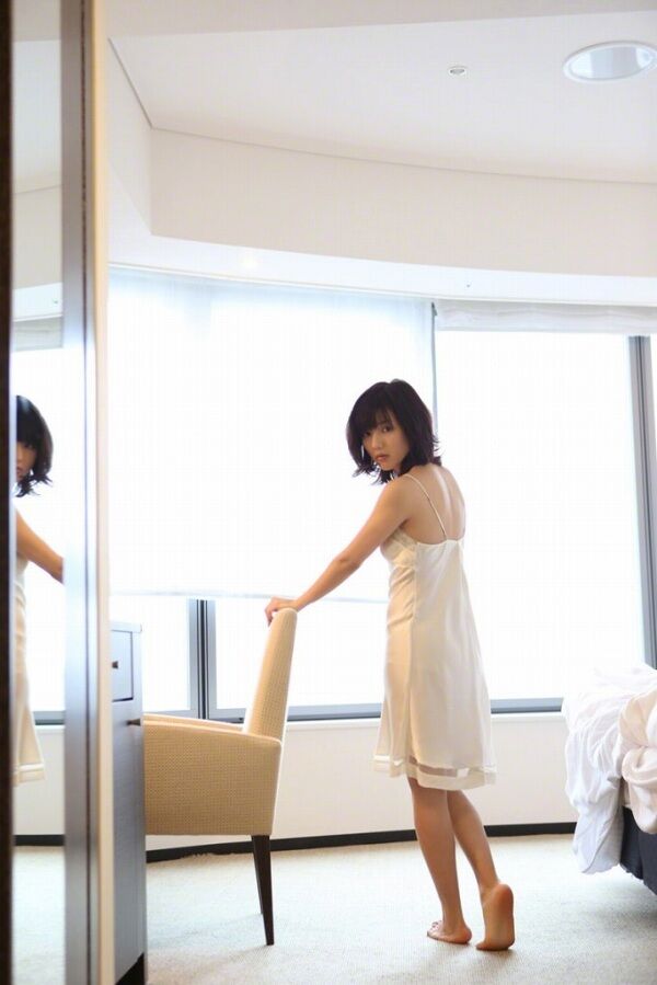 【SSS級美女】真野恵里菜 足裏・足指の生足画像！ 22