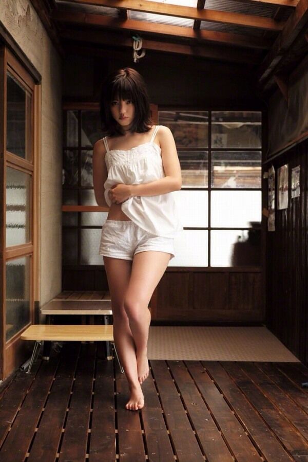 【SSS級美女】真野恵里菜 足裏・足指の生足画像！ 27