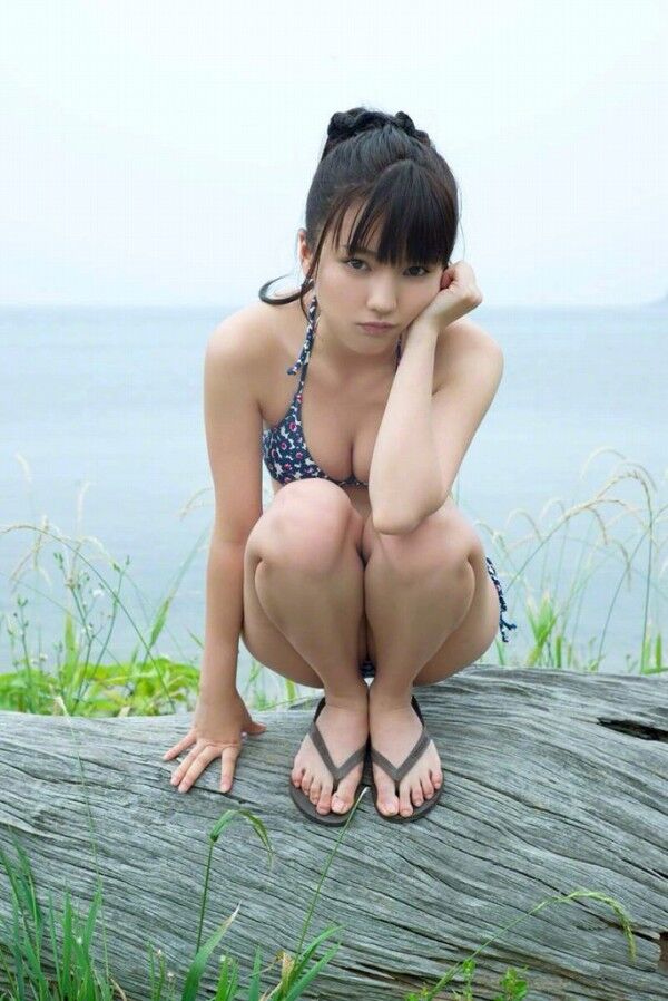 【SSS級美女】真野恵里菜 足裏・足指の生足画像！ 30