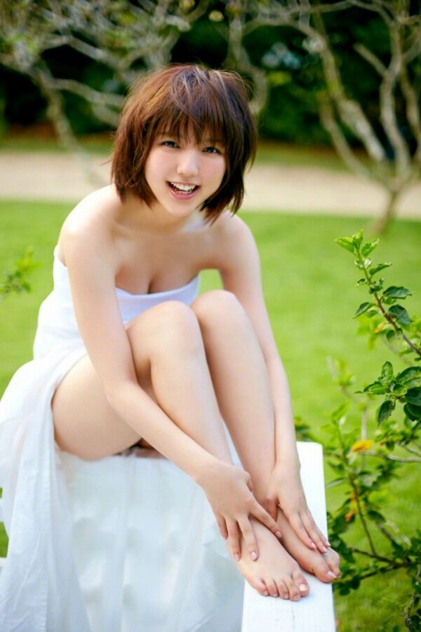 【SSS級美女】真野恵里菜 足裏・足指の生足画像！ 33