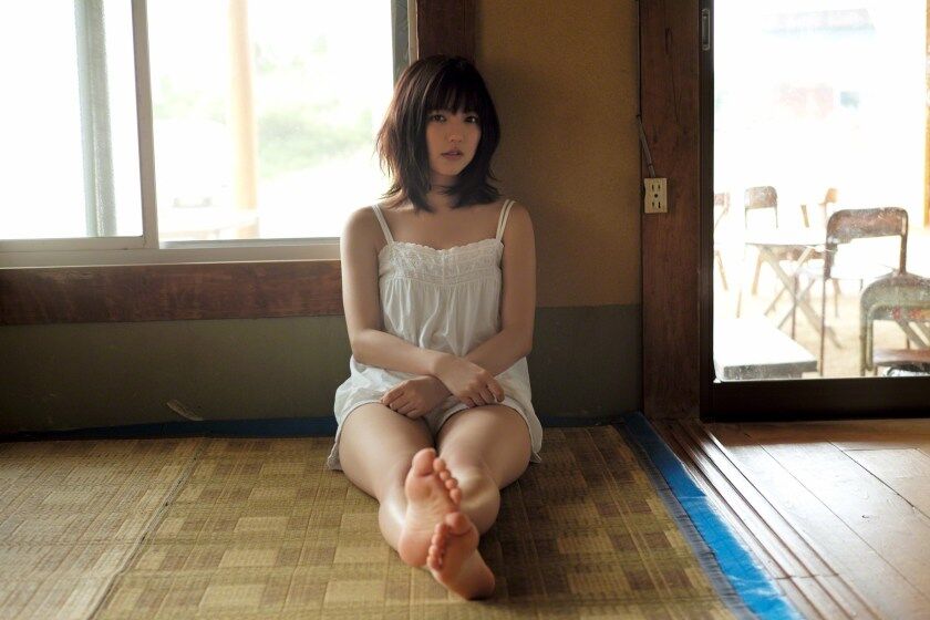 【SSS級美女】真野恵里菜 足裏・足指の生足画像！ 40